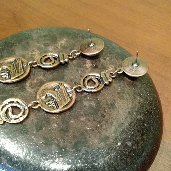 Vintage bronze chartreuse dangling earrings - Picture 2 of 4